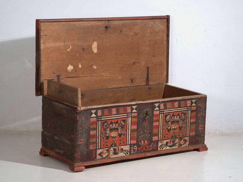 Coffre tyrolien en pin polychrome à panneaux géométriques – Tyrol, daté 1906