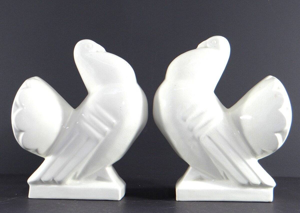 Manufacture de saint-clément, années 1930, paire de serre-livres figurant des pigeons.
