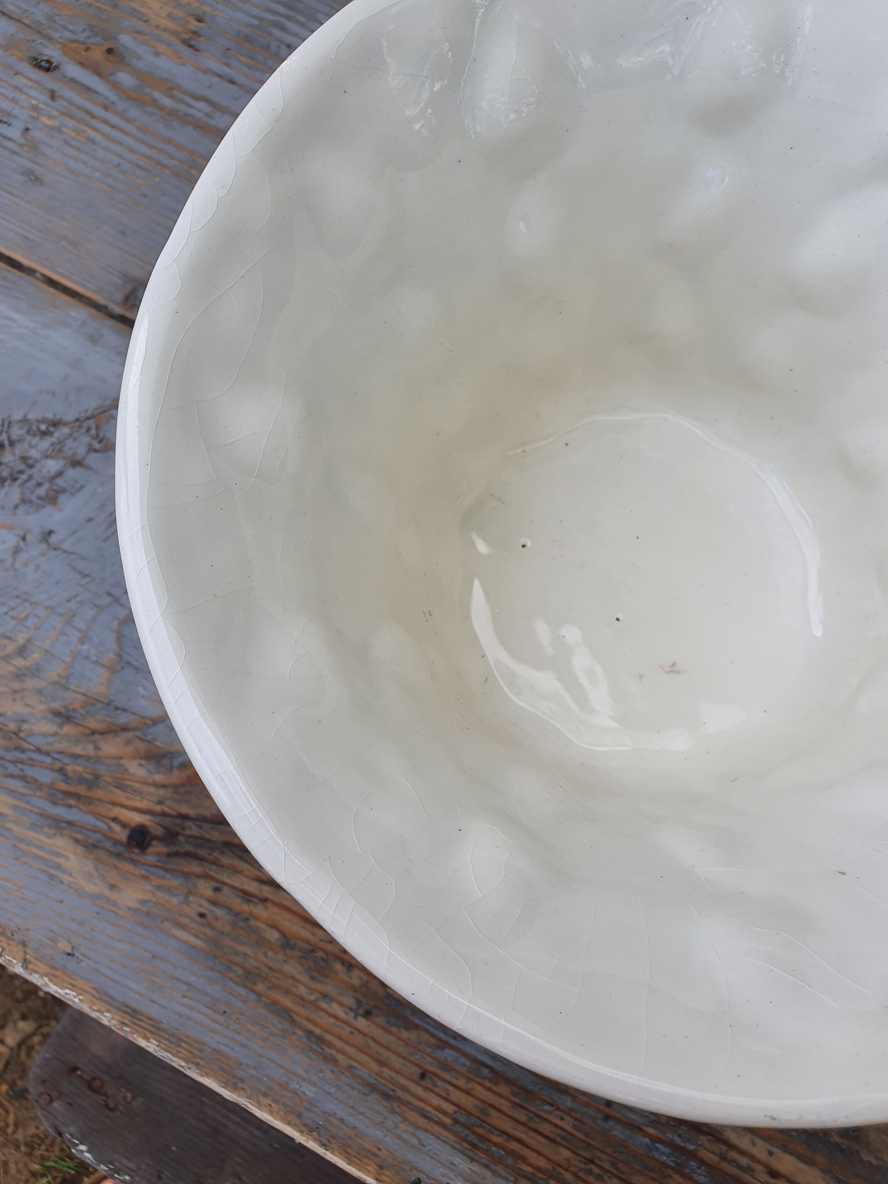 Important white earthenware pot cache with leafy decoration