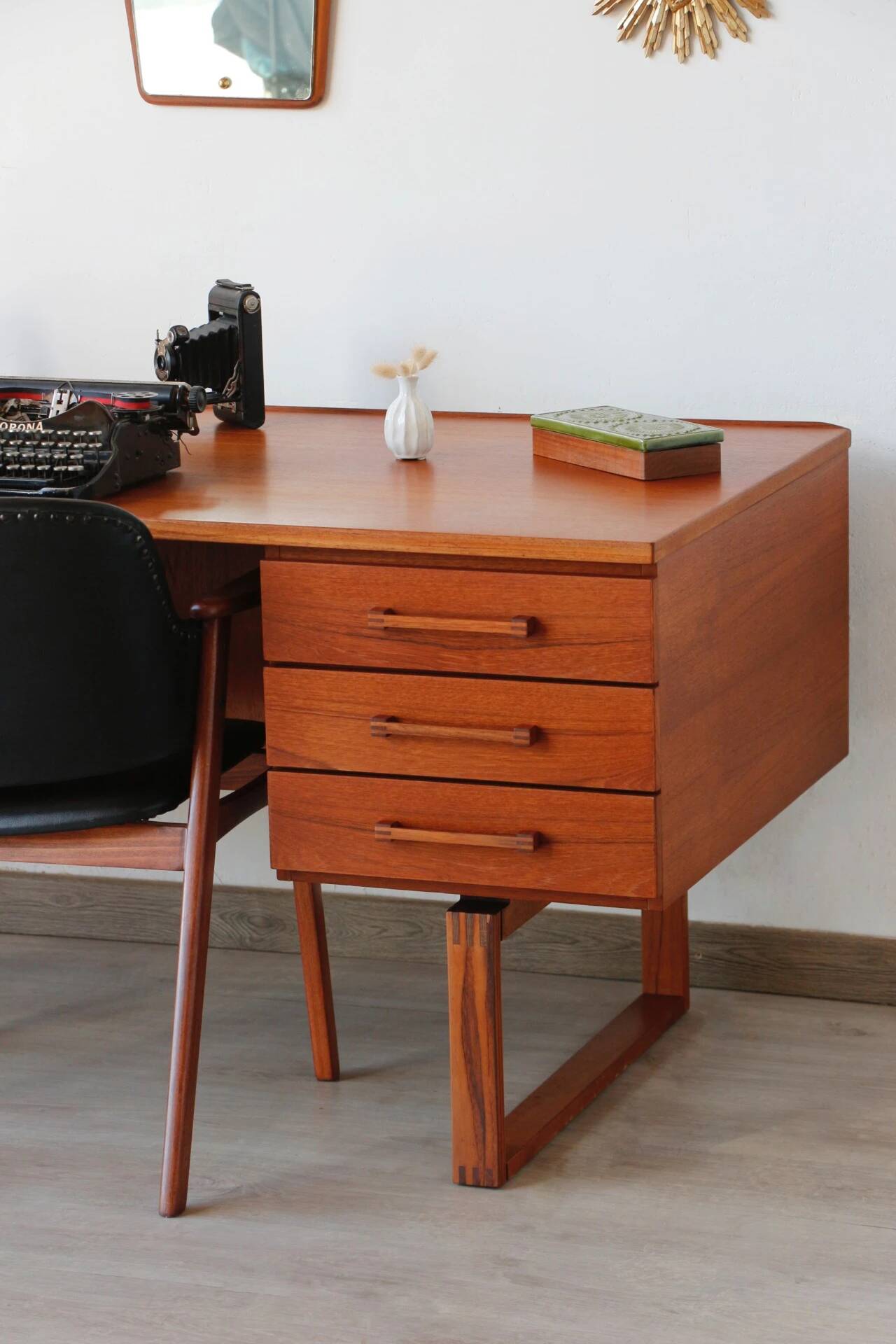 Bureau freestanding teck scandinave années 60 | Dyrlund