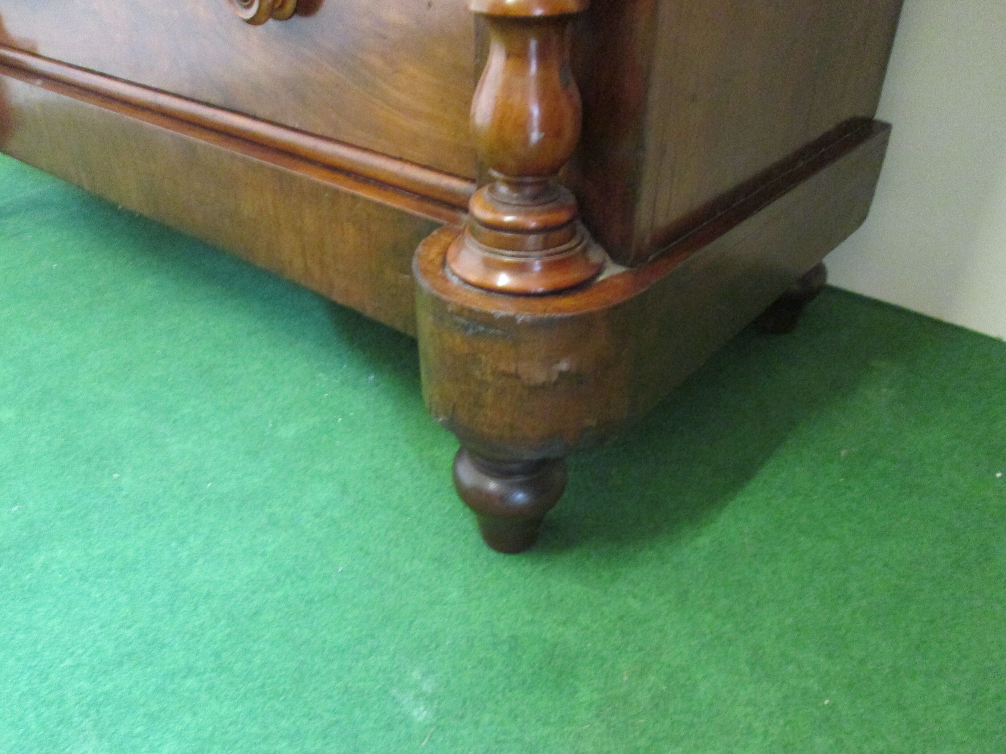 Scottish mahogany chest of drawers from 1880