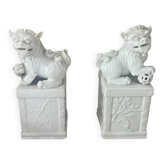 Pair of dragon dog bookends in white porcelain from Dehua.