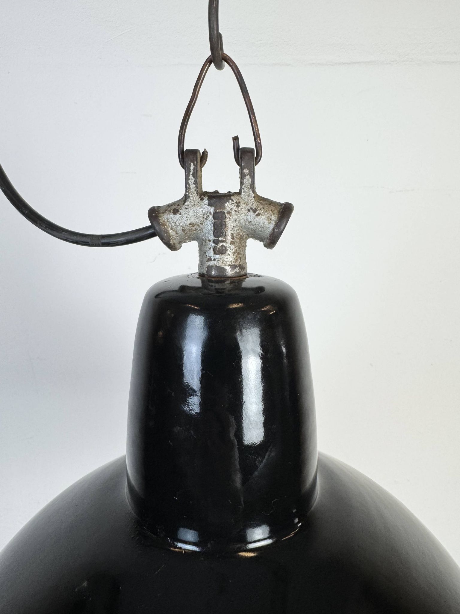 Lampe d'usine industrielle en émail noir avec dessus en fonte, années 1950