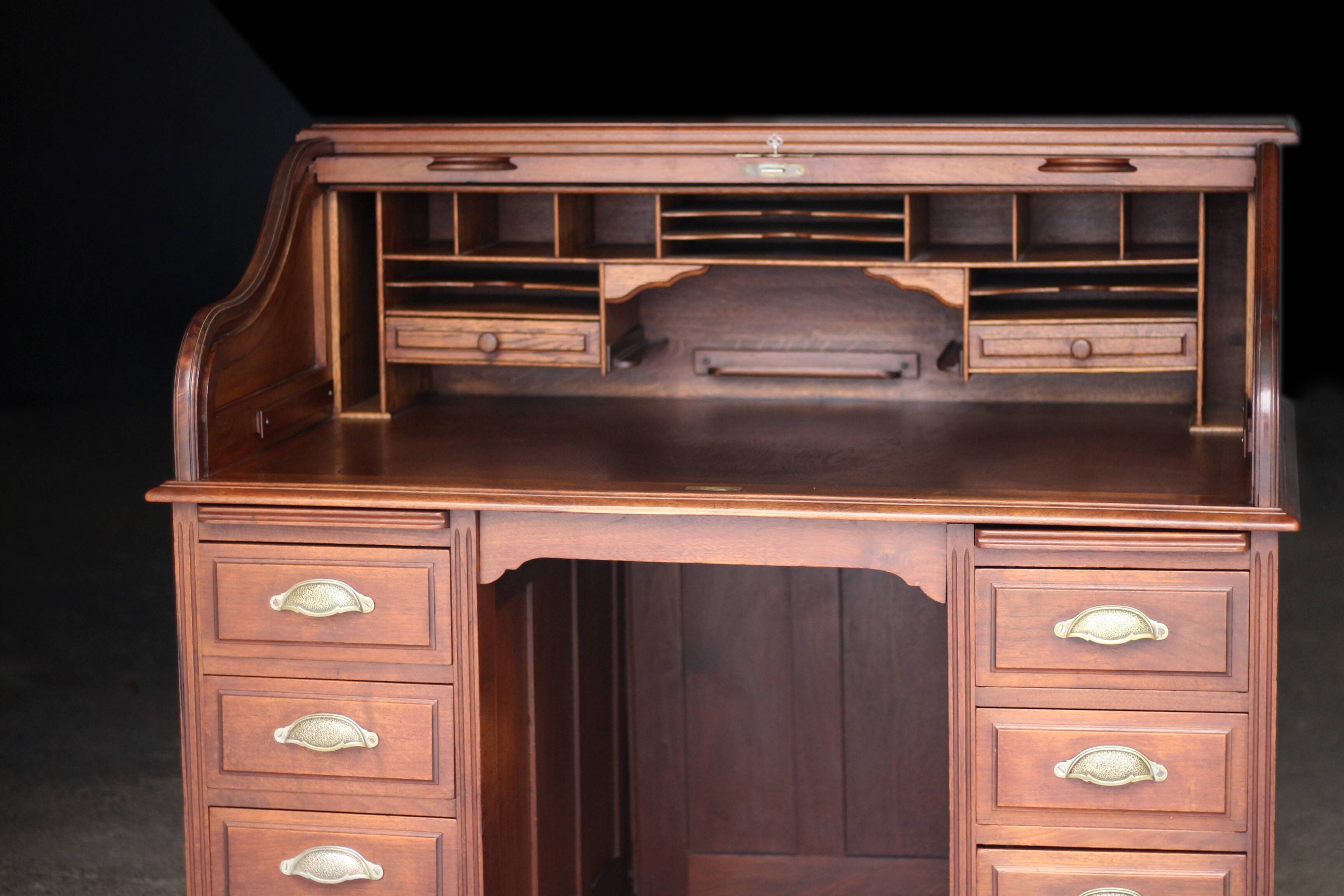 Franco-American American desk in solid mahogany. Circa 1900.