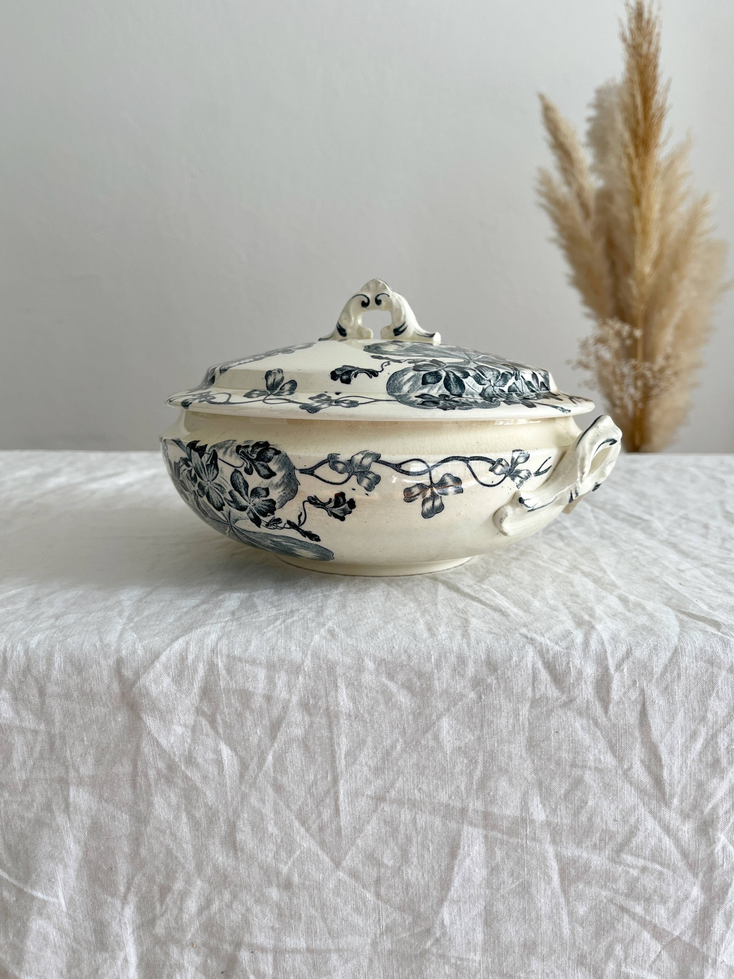 Small old vegetable soup tureen in iron earth "Les Violettes" Salins