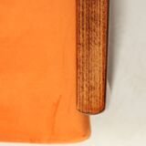 Fauteuil moderne en velours orange papaye bois brun foncé 1970 style scandinave