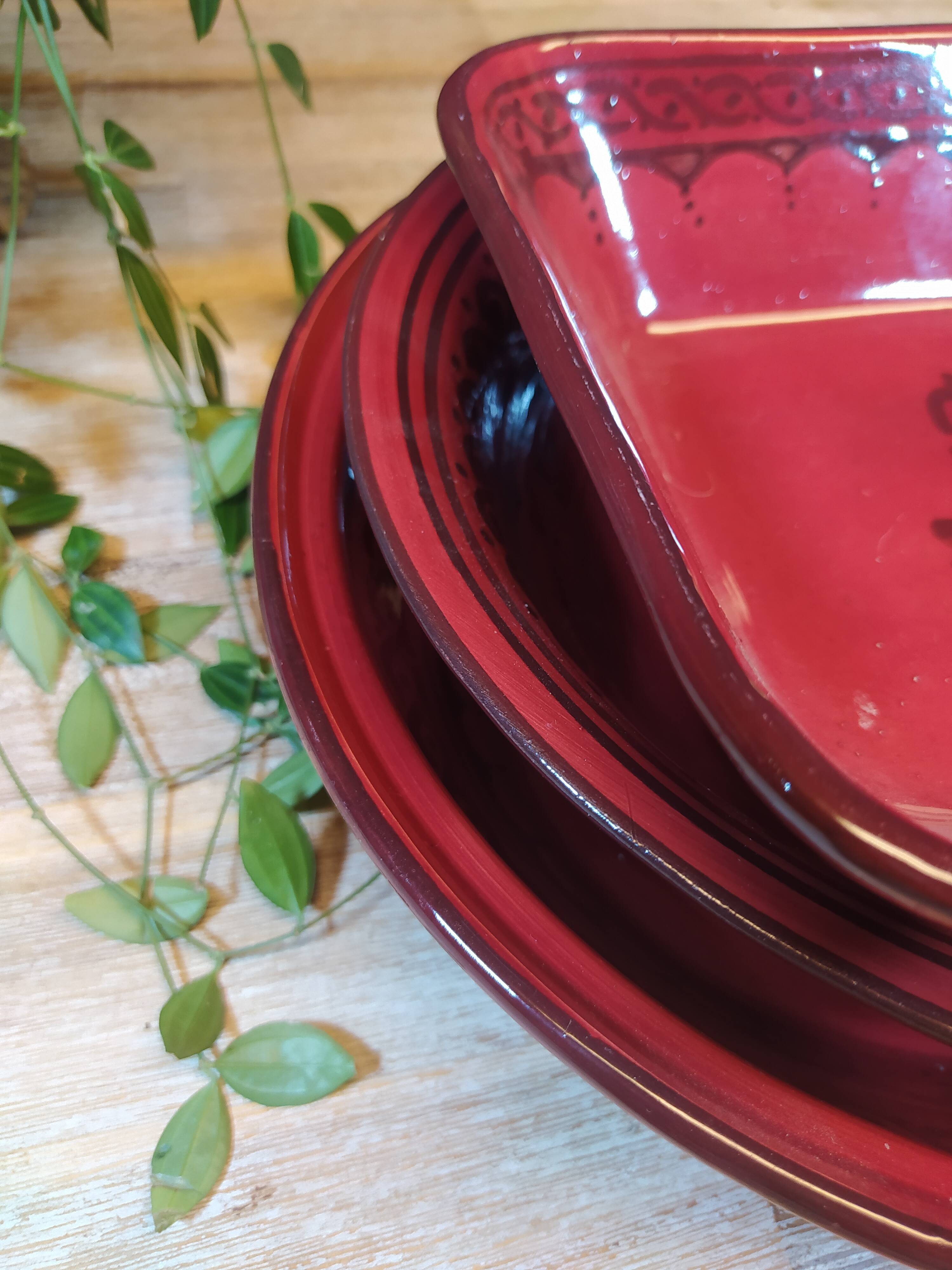 Set of 3 red salad bowls