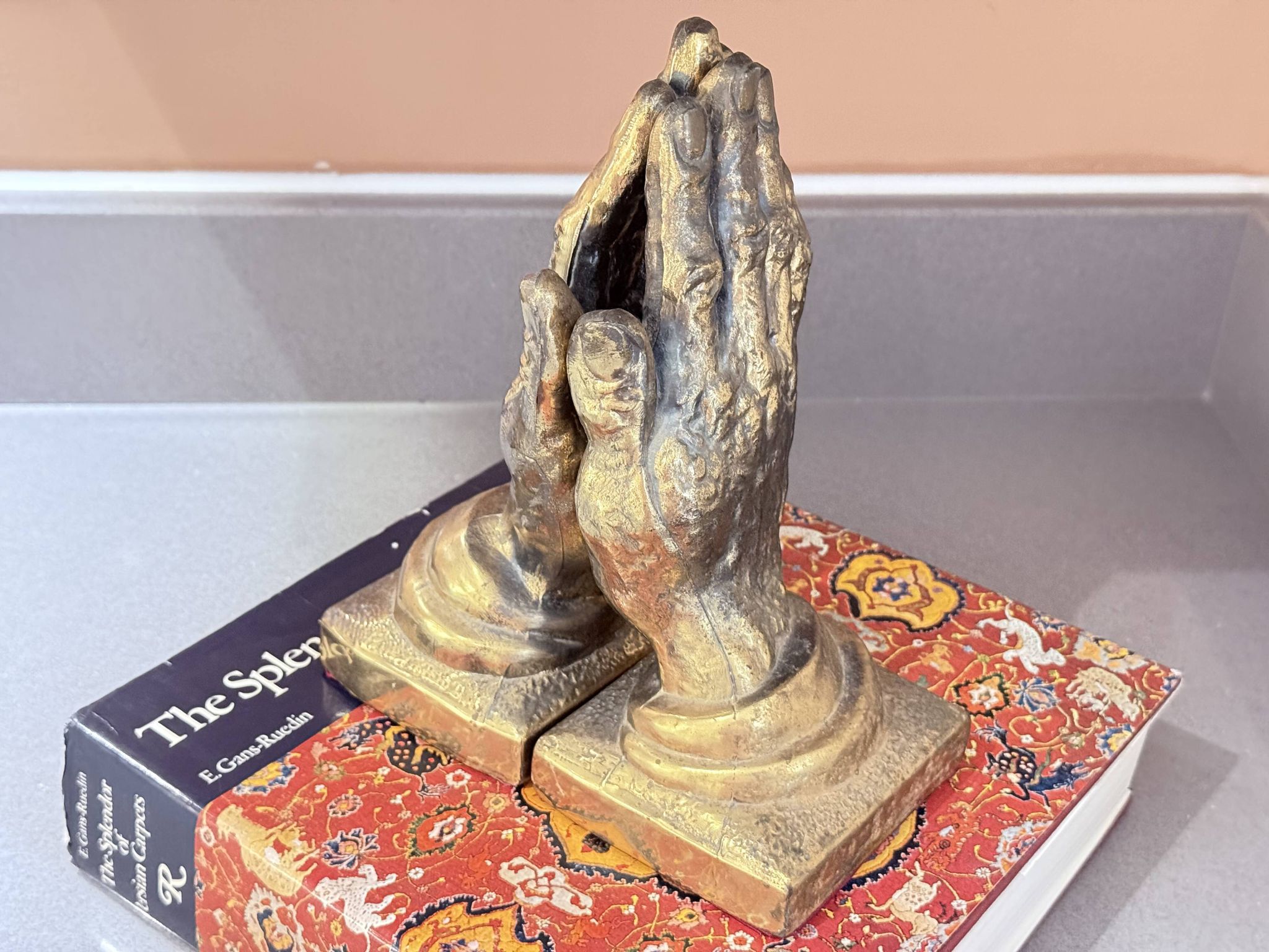 Paire de serre-livres vintage en bronze formant mains en prière dorées