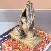 Paire de serre-livres vintage en bronze formant mains en prière dorées