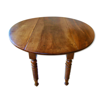 Mid-19th-century walnut round table with shutters, flaps