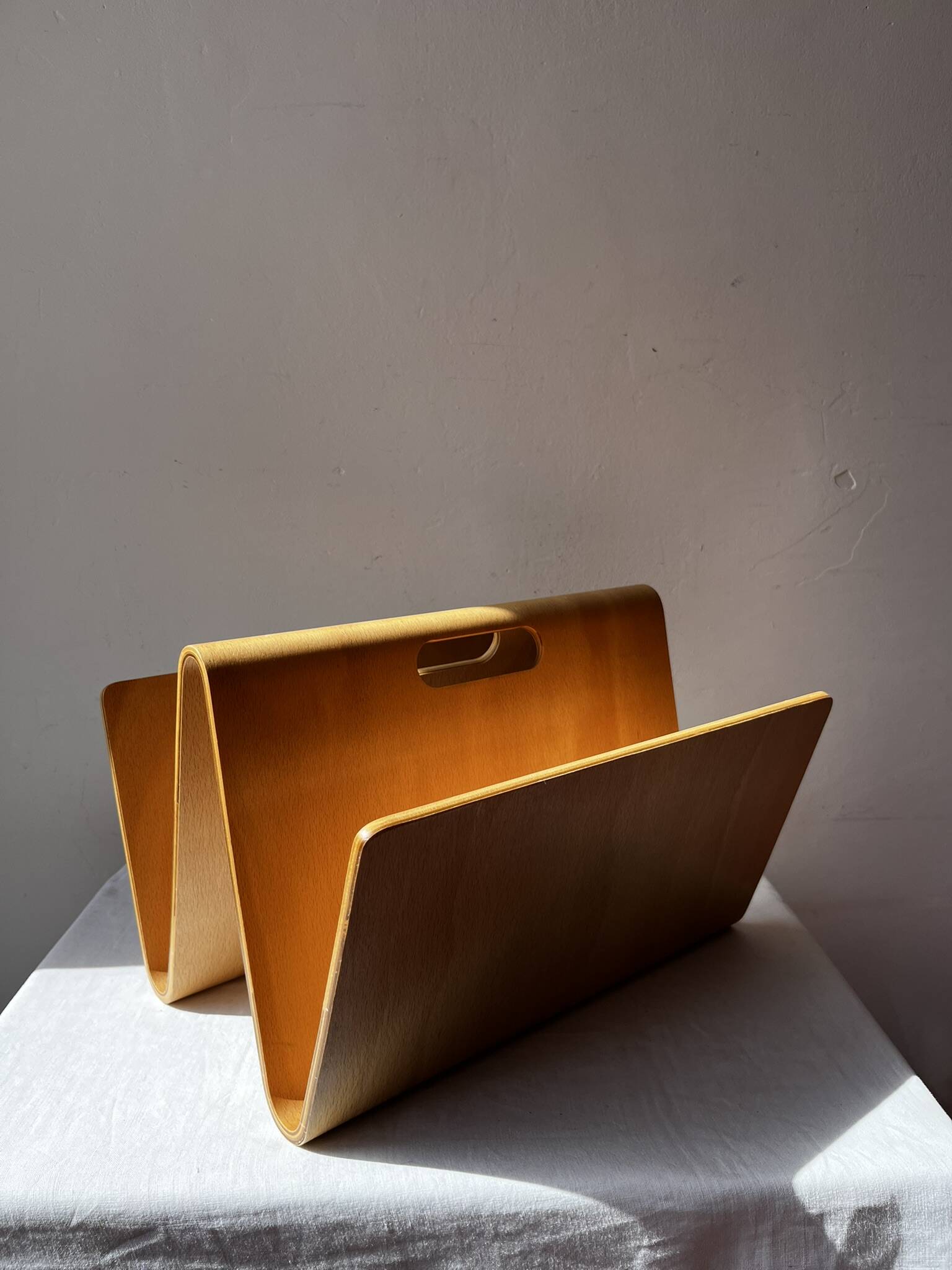 Vintage curved plywood magazine rack, W shape, Alvar Aalto style.