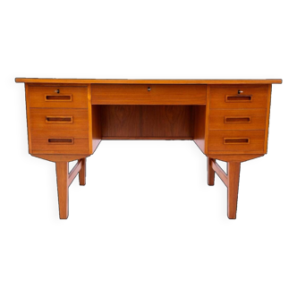 Teak desk, Denmark, 1960s. After renovation.