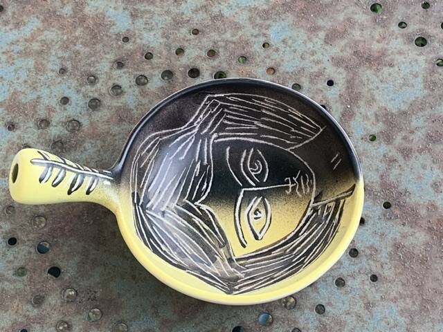 Bowl, pan with a female face engraved in enameled ceramic helene Ugo vallauris vintage