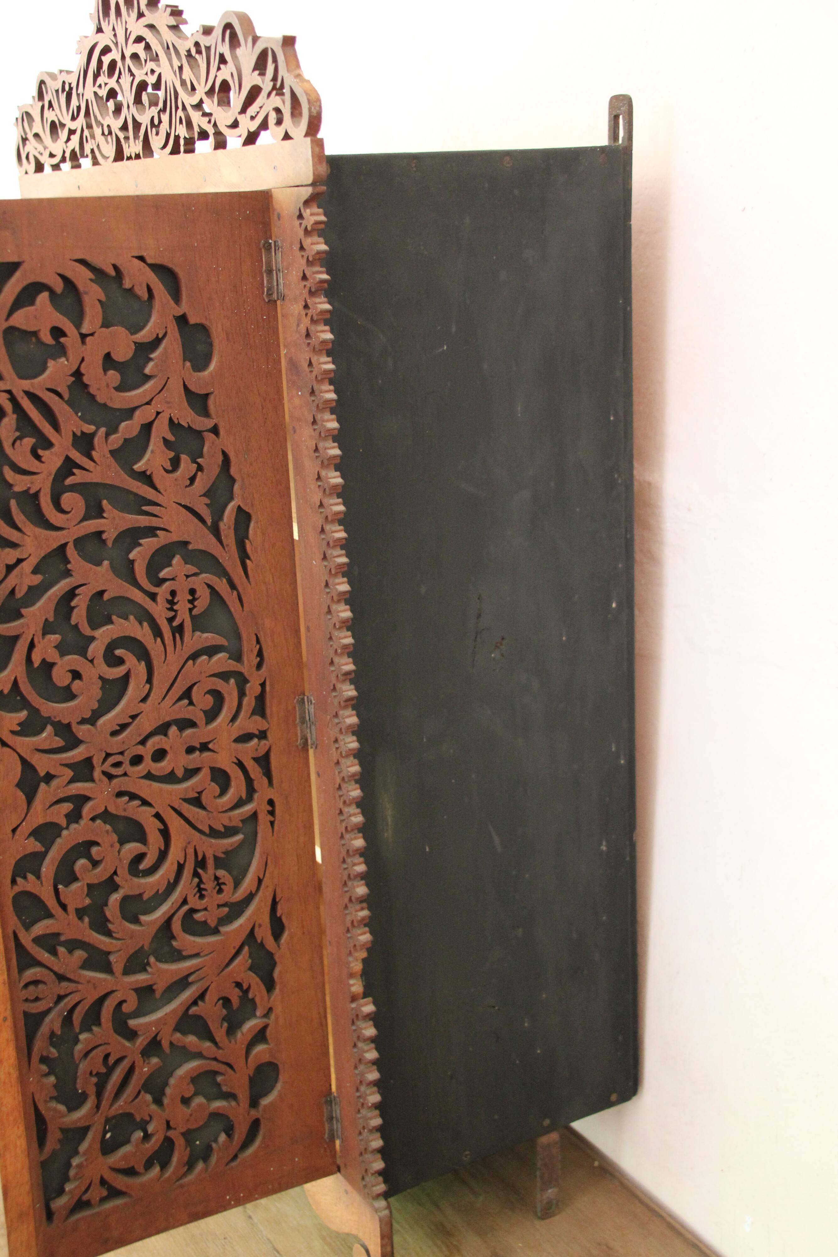 Wall cabinet to hang