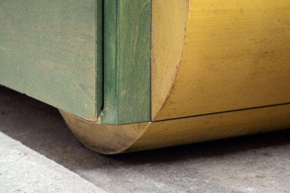 Cassettiera architettonica postmoderna in natural wood and wood tinto all'anilina, anni '80