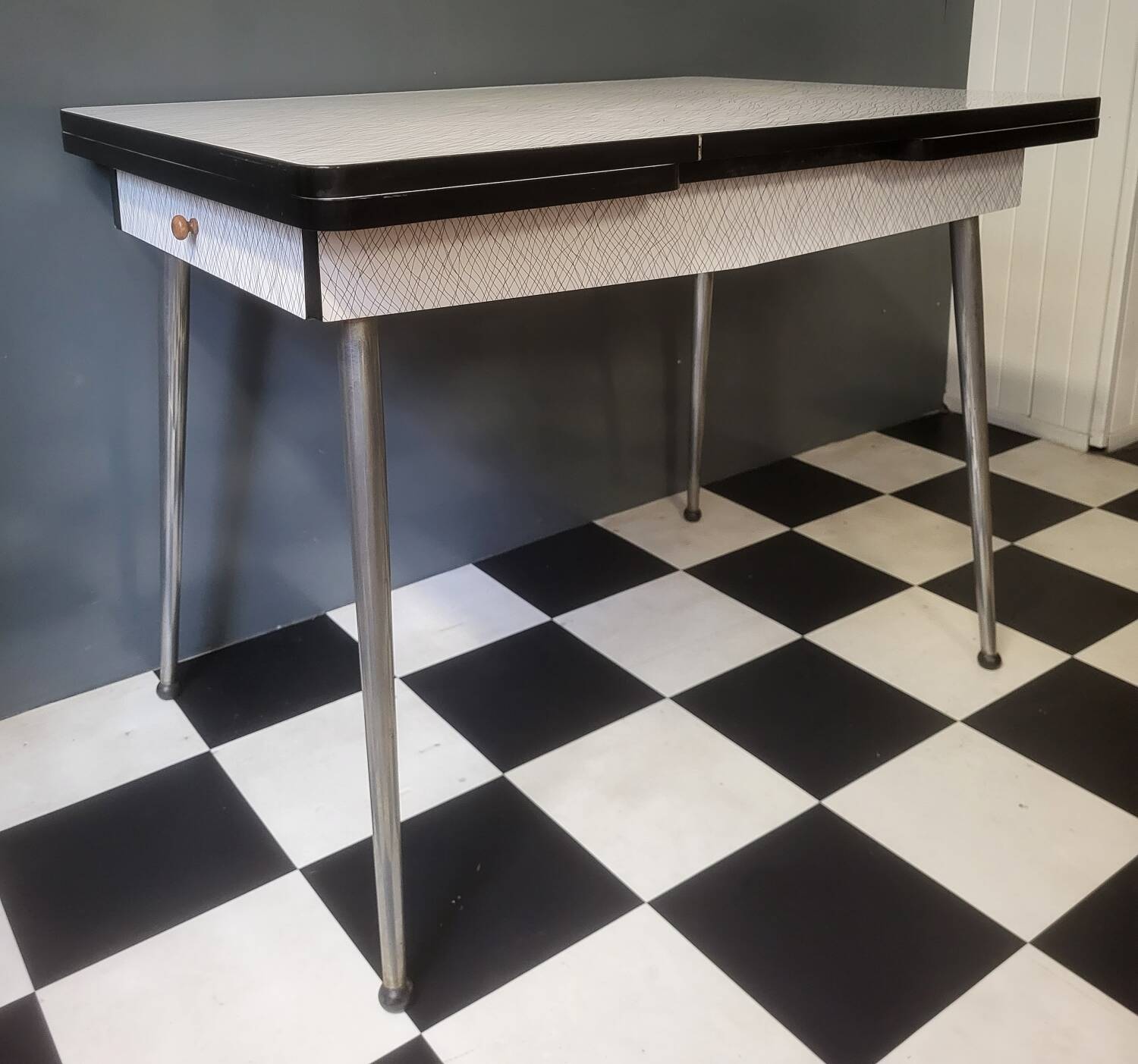 Extendable table in formica