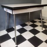 Extendable table in formica