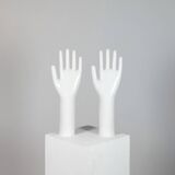 Paire de présentoirs à bijoux vintage authentiques en porcelaine industrielle représentant des mains