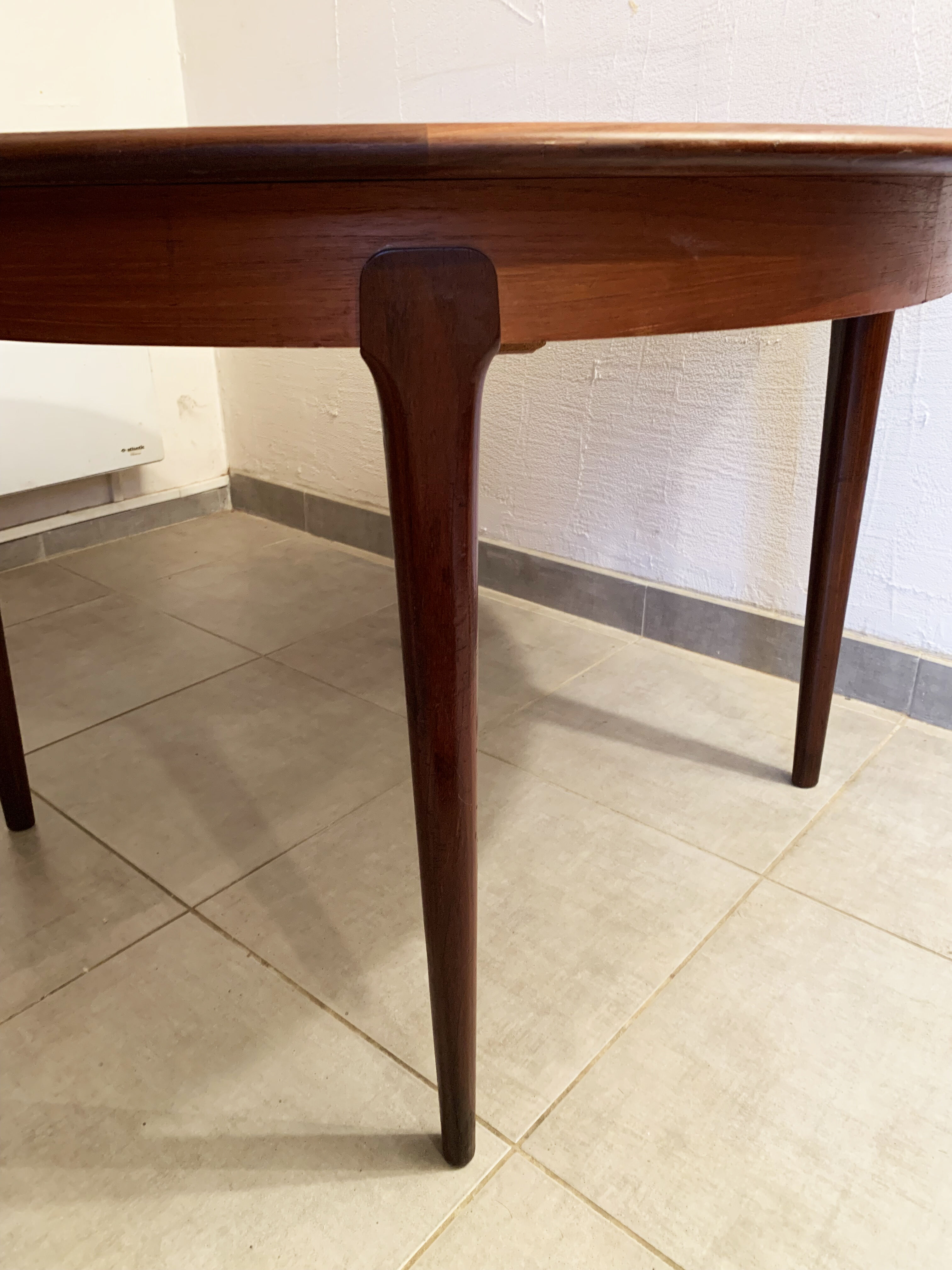 Round dining table with Scandinavian and Danish design in extendable teak from the 60s