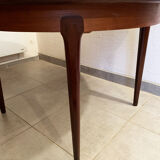 Round dining table with Scandinavian and Danish design in extendable teak from the 60s