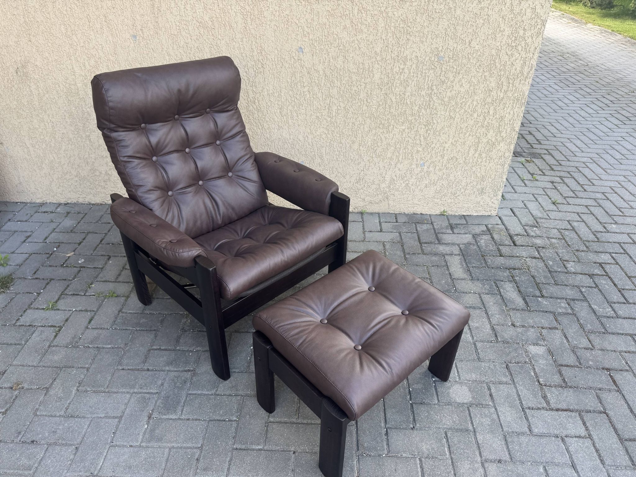 Vintage Ekornes Amigo armchair and footrest – Renovated