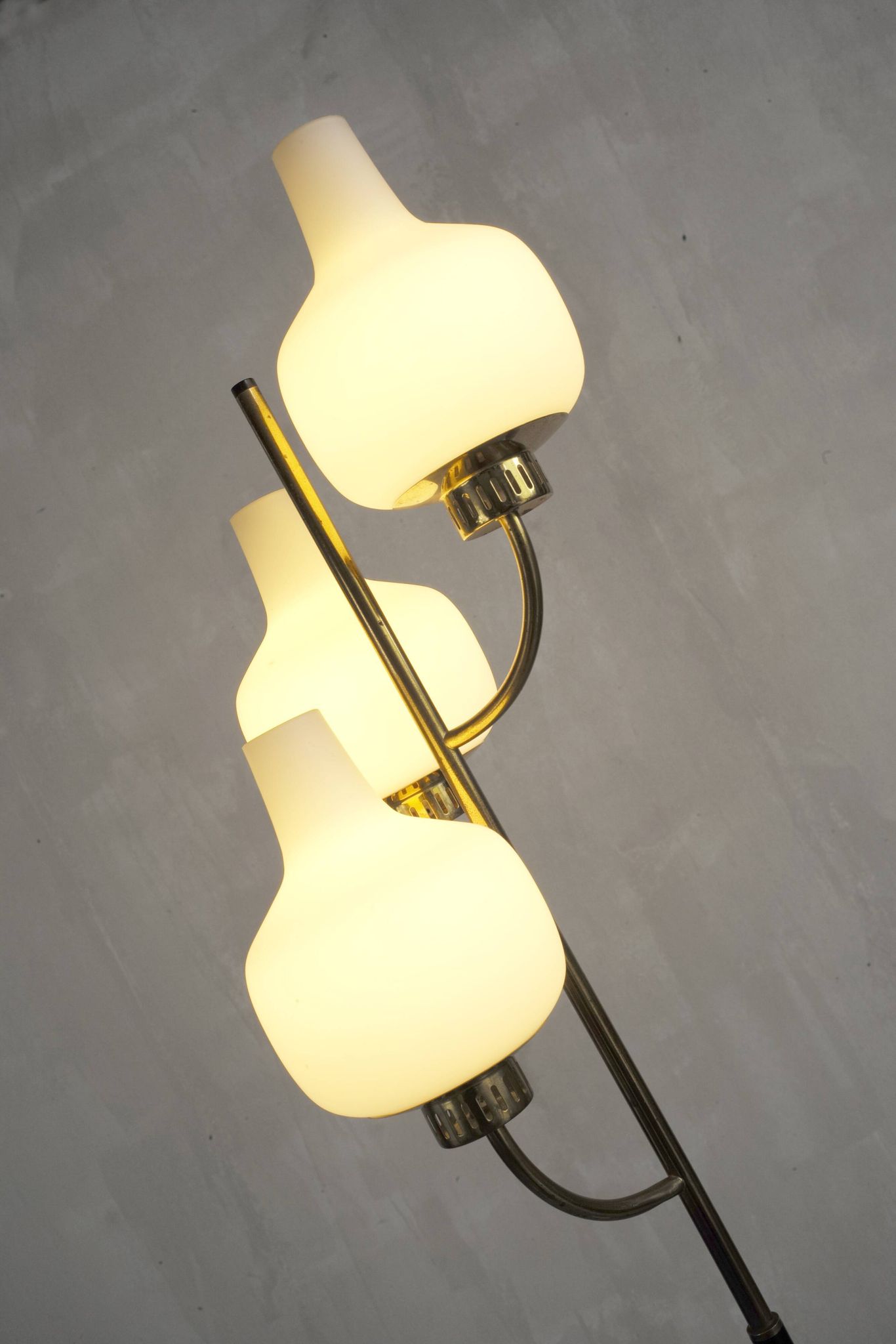 Lampadaire à trois opalines, Stilnovo, Italie 1950