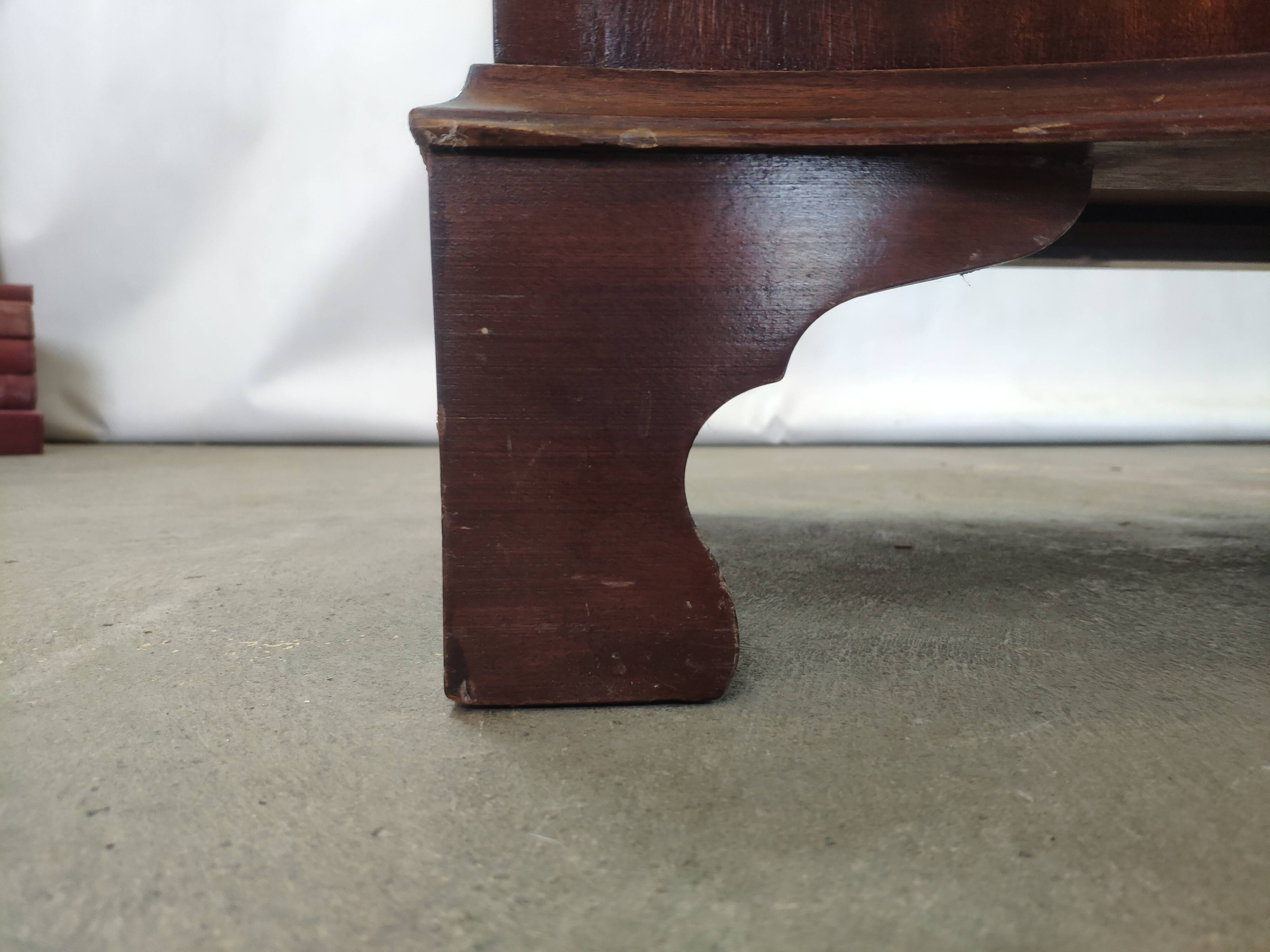 Commode galbée acajou 5 tiroirs poignée anneaux