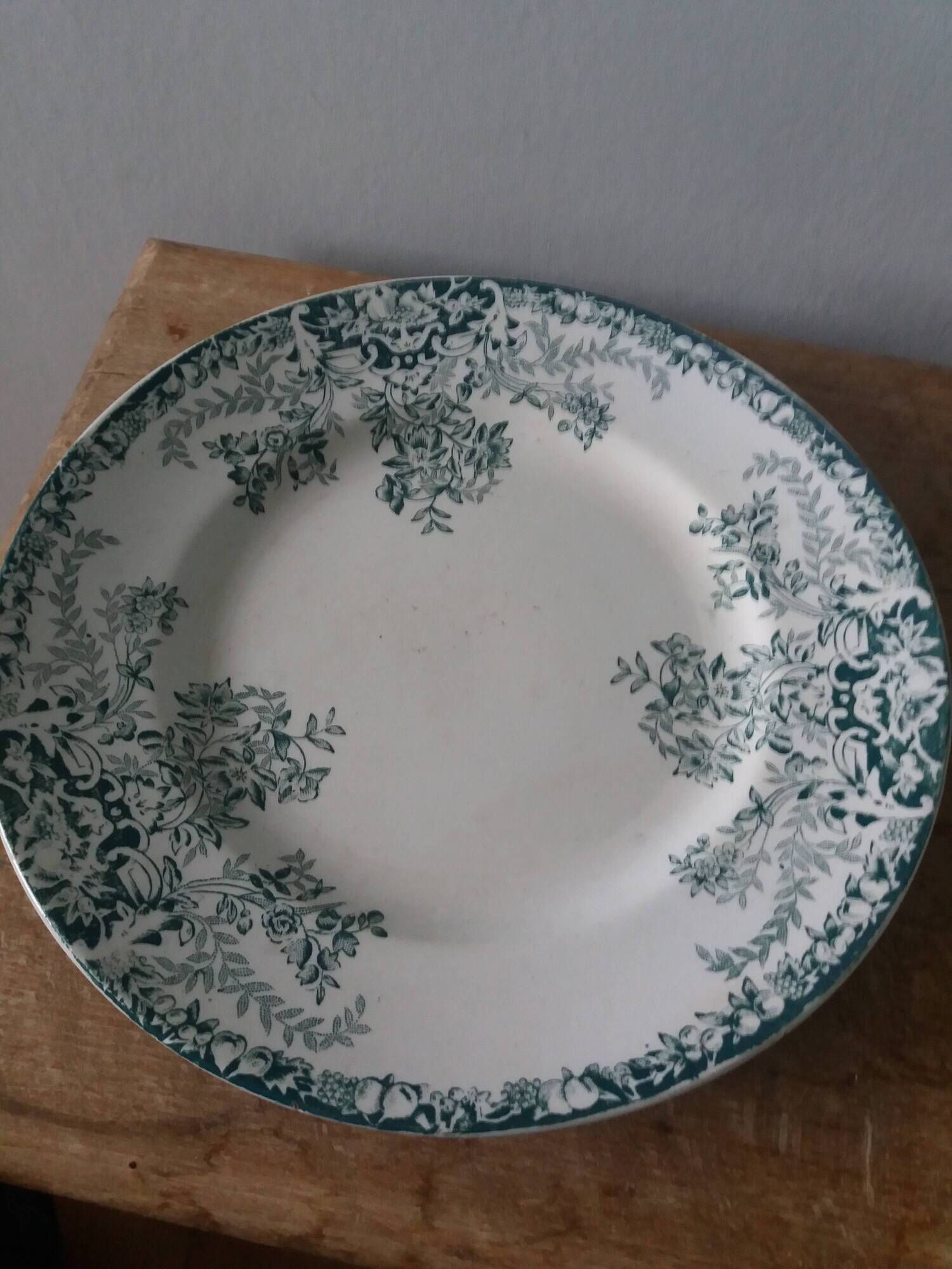 Set of 2 Lebacqz and Bouchart Saint Amand plates, early 20th century