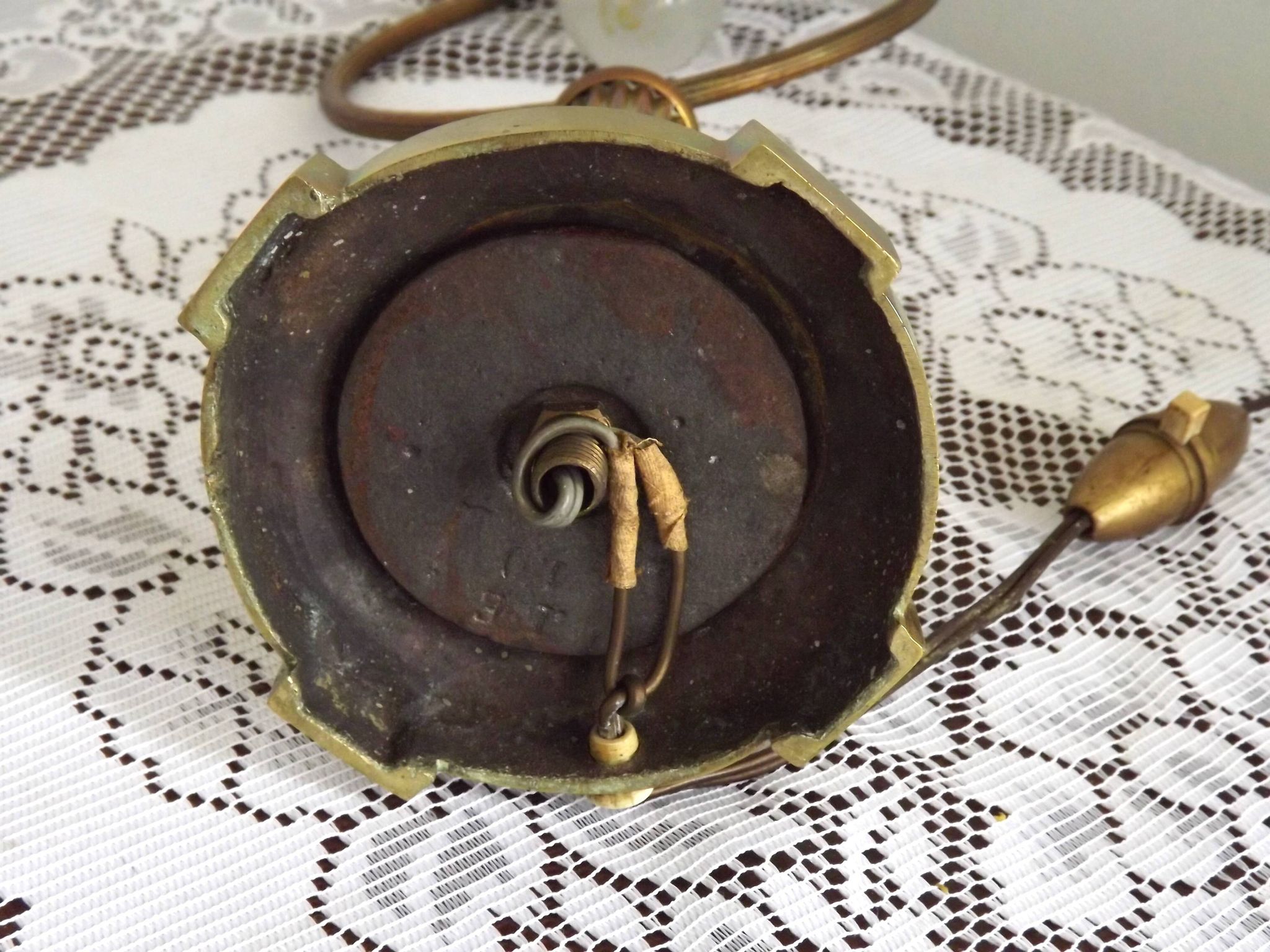 Lampe de table en laiton français vintage de style traditionnel avec base ronde.
