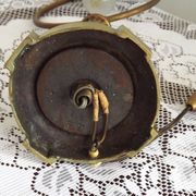 Lampe de table en laiton français vintage de style traditionnel avec base ronde.