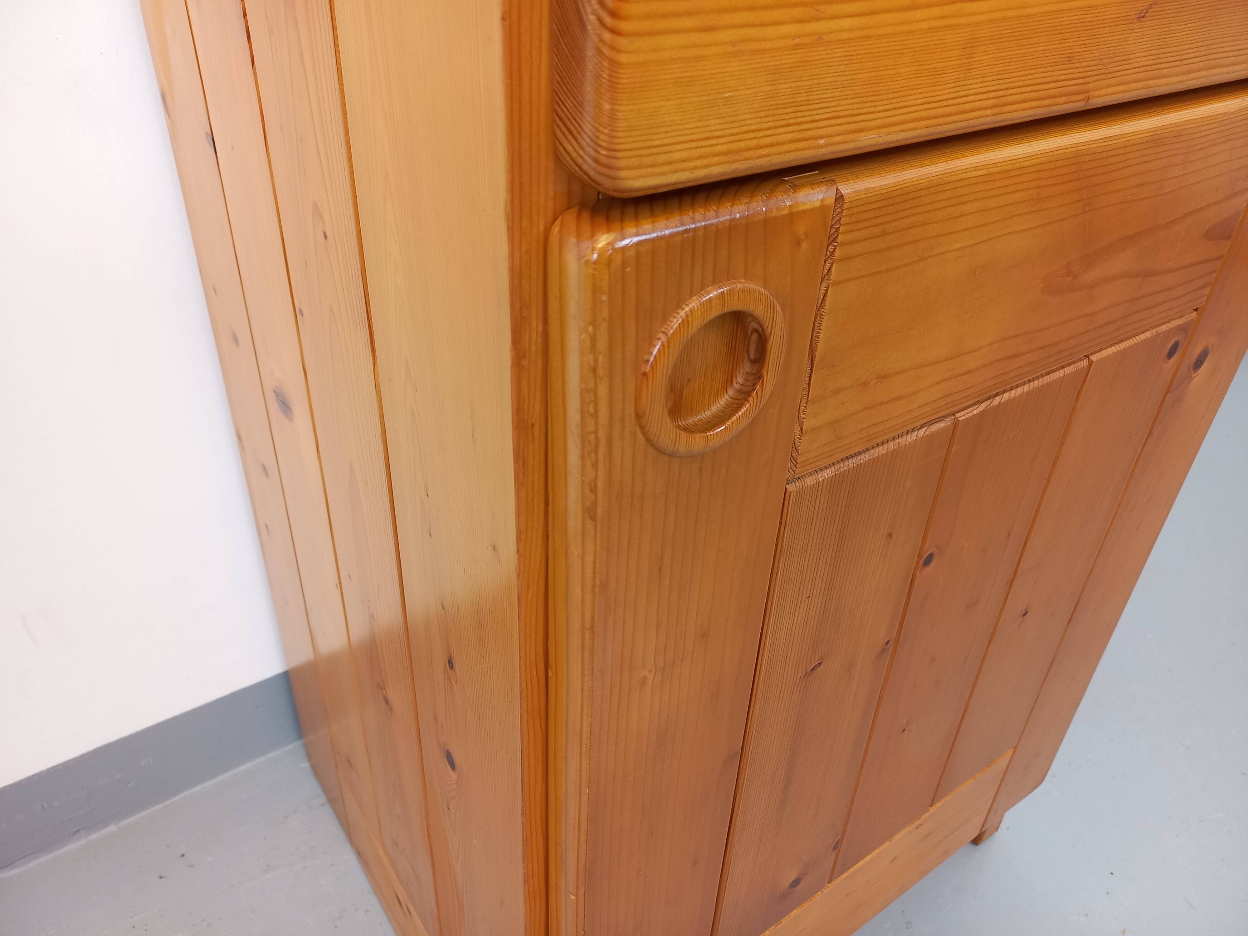 Meuble de rangement sélectionné par Charlotte Perriand Les Arcs vintage en pin des années 60 70