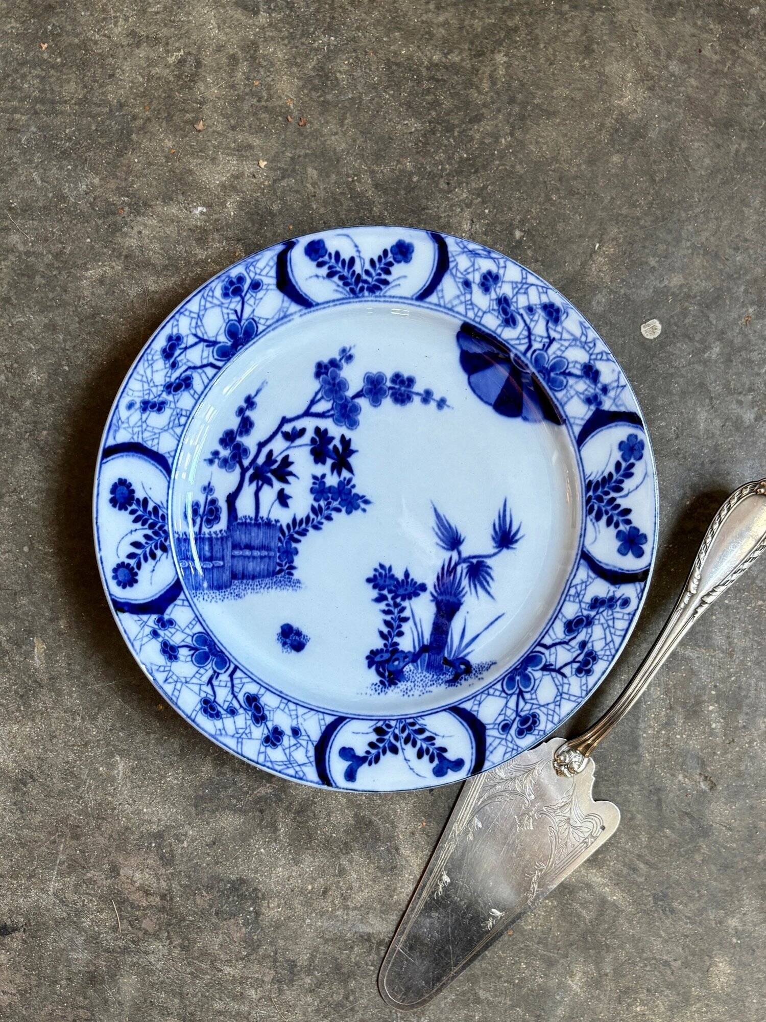 Assiette à gâteau Creil et Montereau en faïence bleue, service "Japon" vers 1895