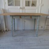 Table de ferme vintage piètement et ceinture réenchantés en vert de gris, plateau bois.