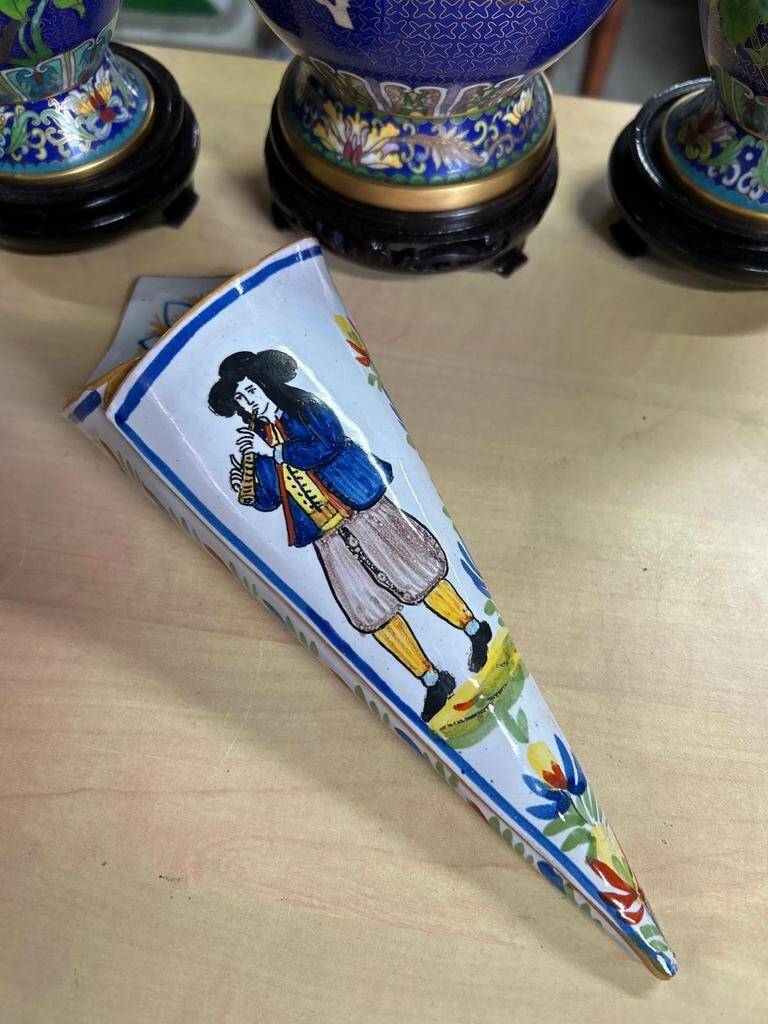 Cornet vase bouquetière in earthenware with a bagpipe player