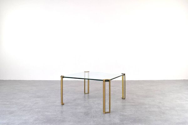 Table basse en laiton et verre de style Hollywood Regency par Peter Ghyczy, années 1970.