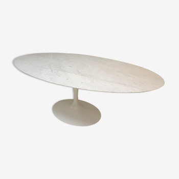 Knoll table in white square marble by Eero Saarinen