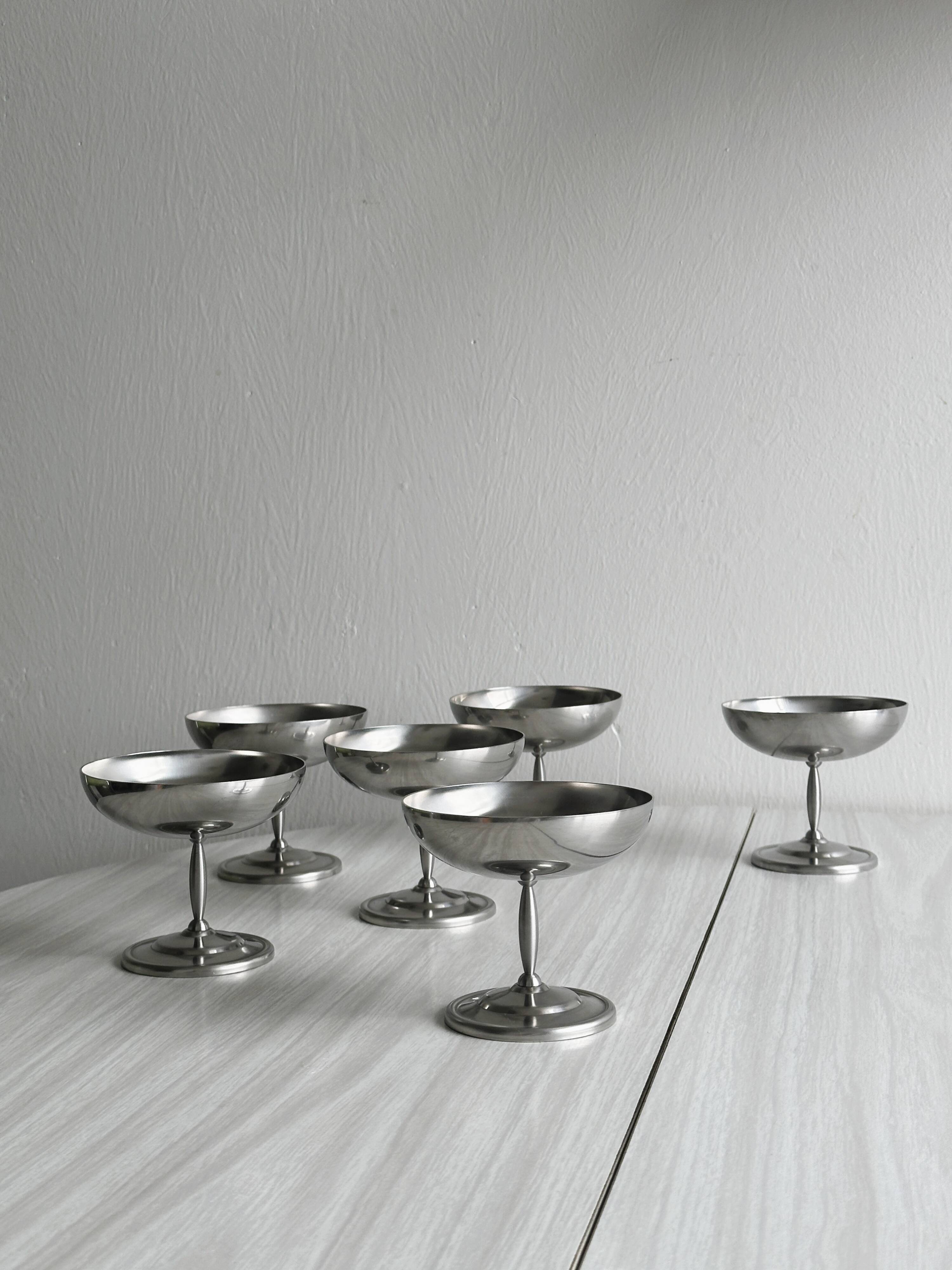 6 coupelles sur pied en inox