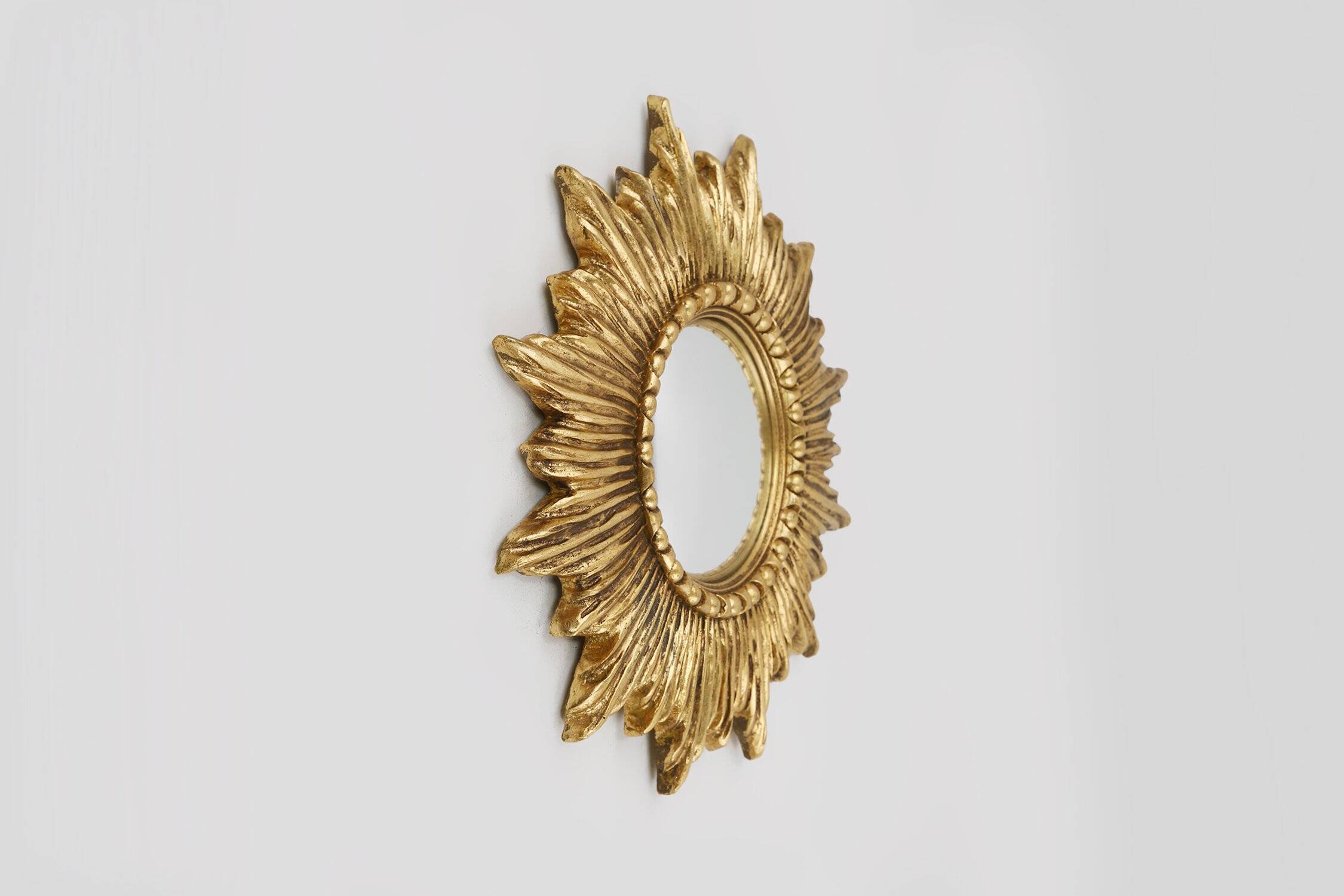 Miroir en résine en forme de soleil doré avec miroir convexe, France, années 1960.
