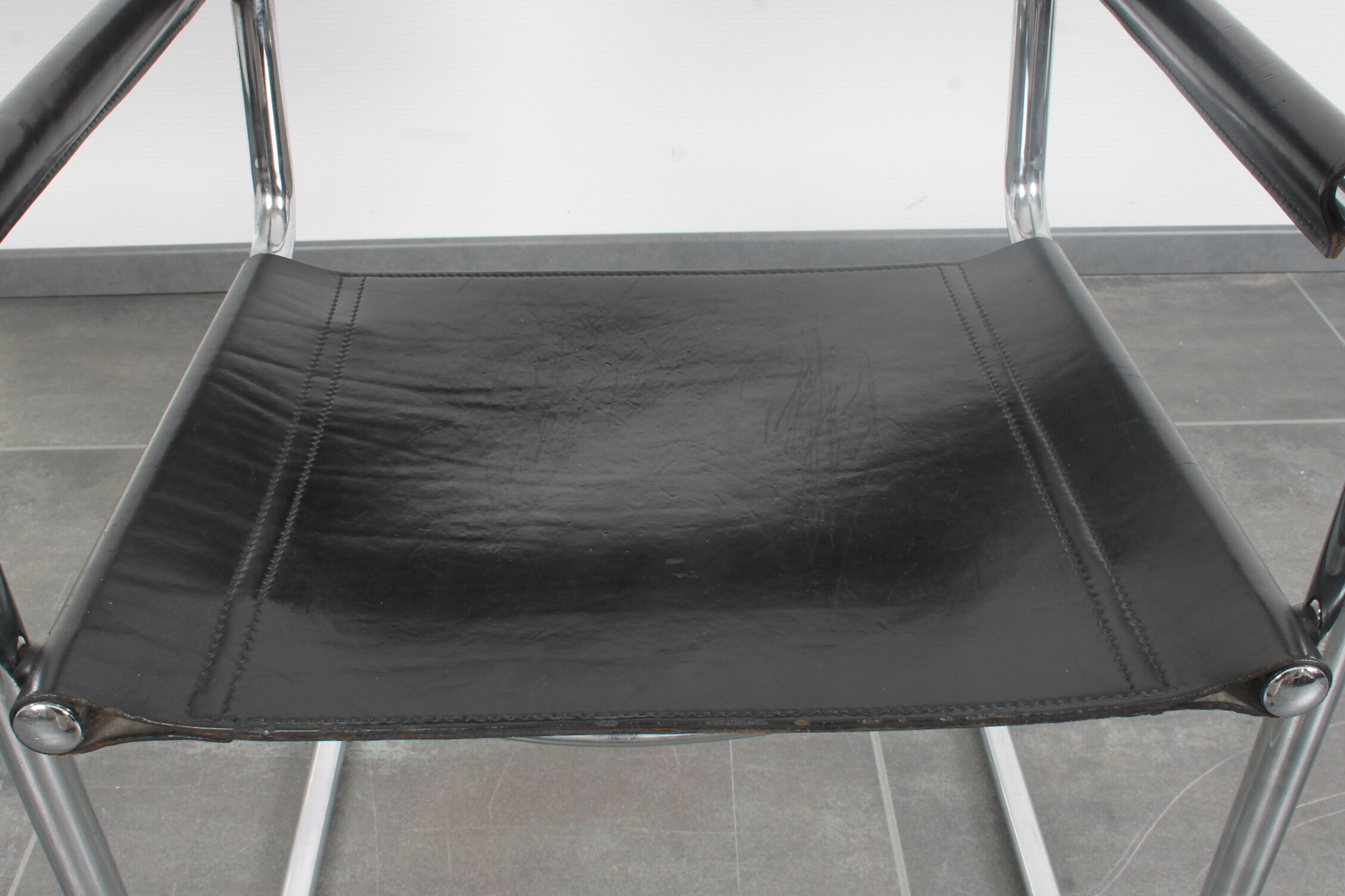 Chaise cantilever. de Matteo Grassi