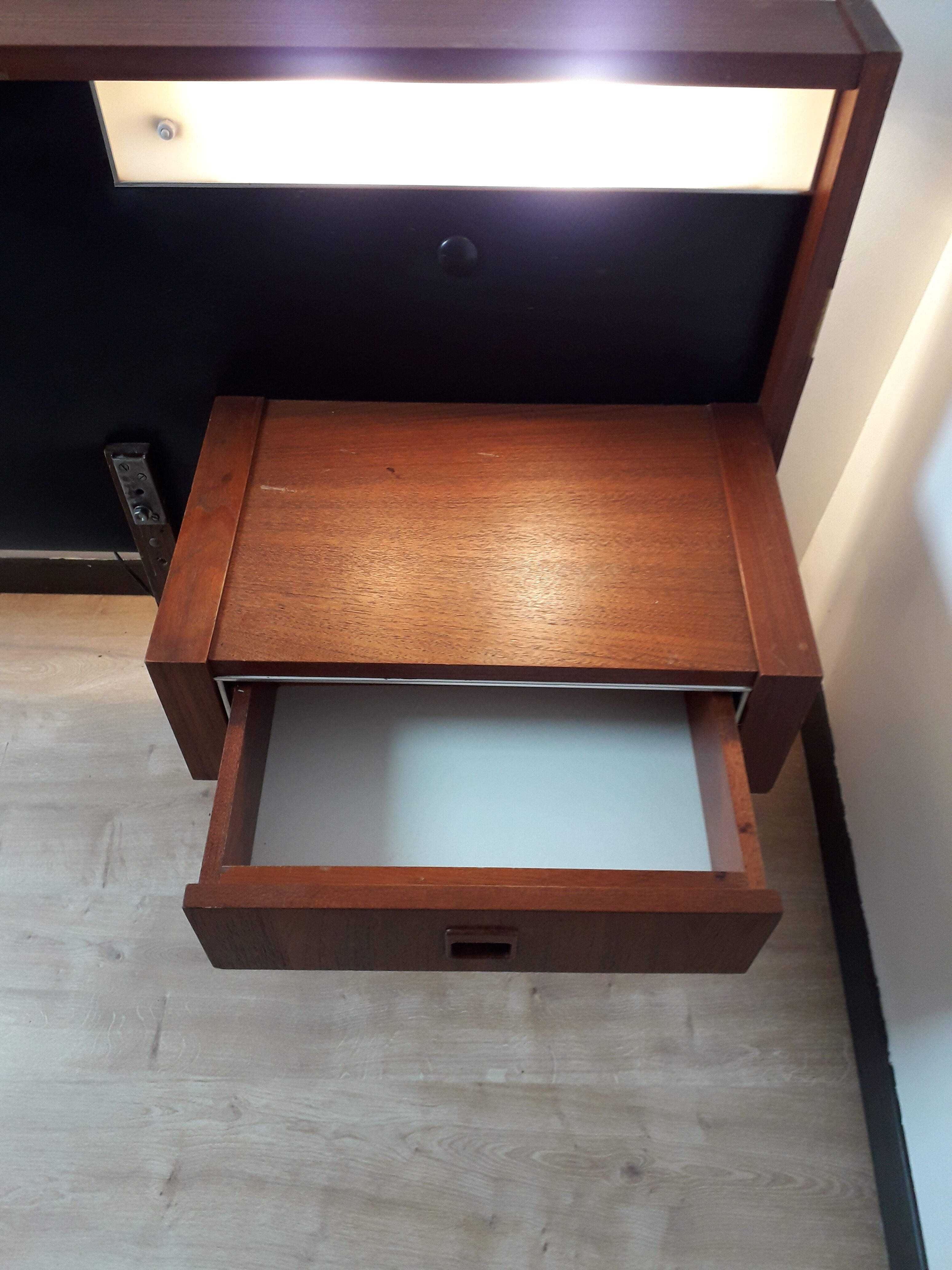 Bedhead with built-in appliques