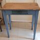 Petite table en bois bleue
