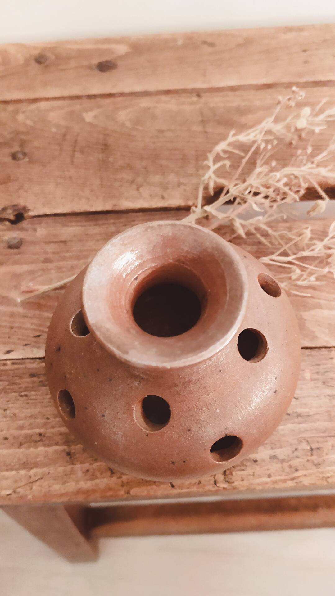 Vase pique fleurs en grès
