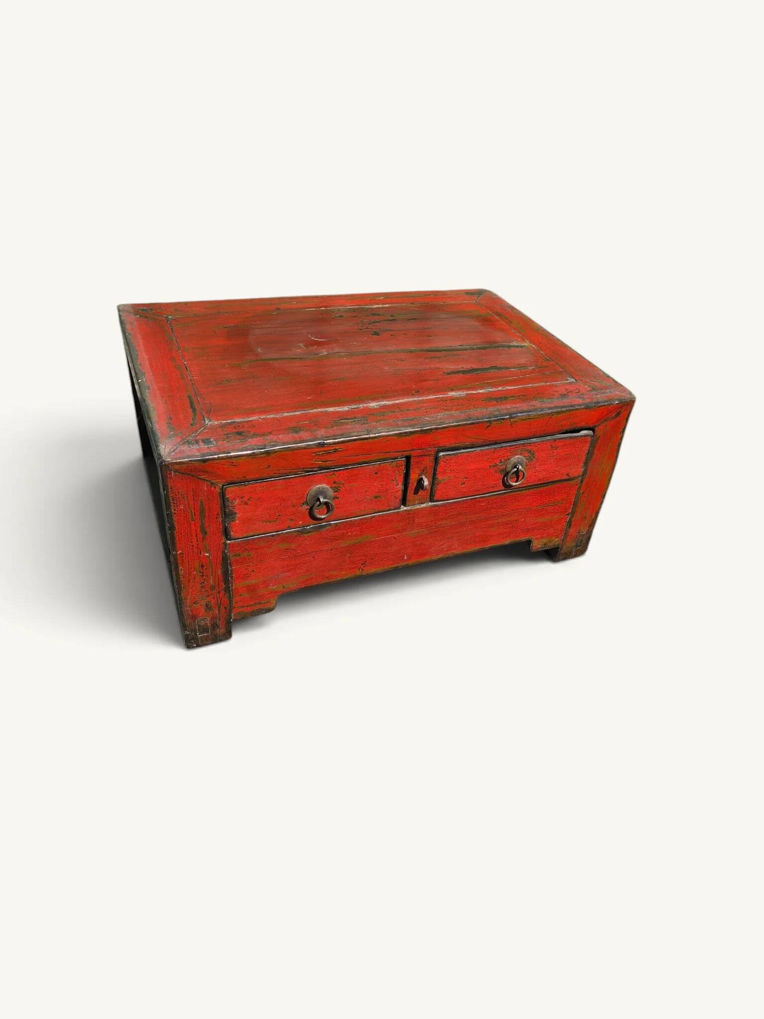 Coffre bas chinois en bois laqué rouge patiné