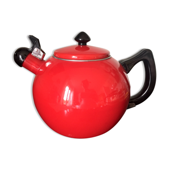 Kettle metal red years 1970