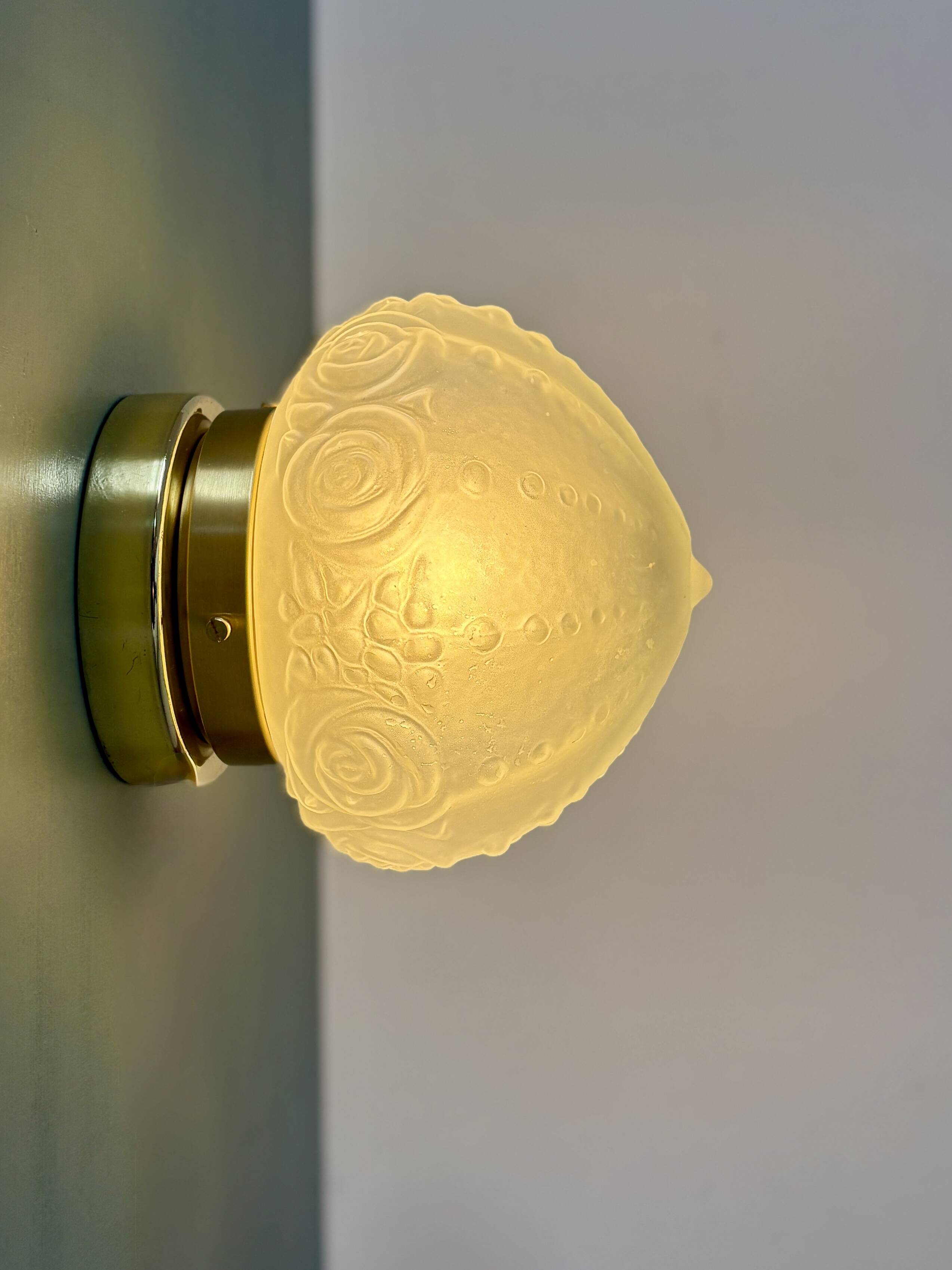 Vintage Art Deco frosted glass globe wall/ceiling light.