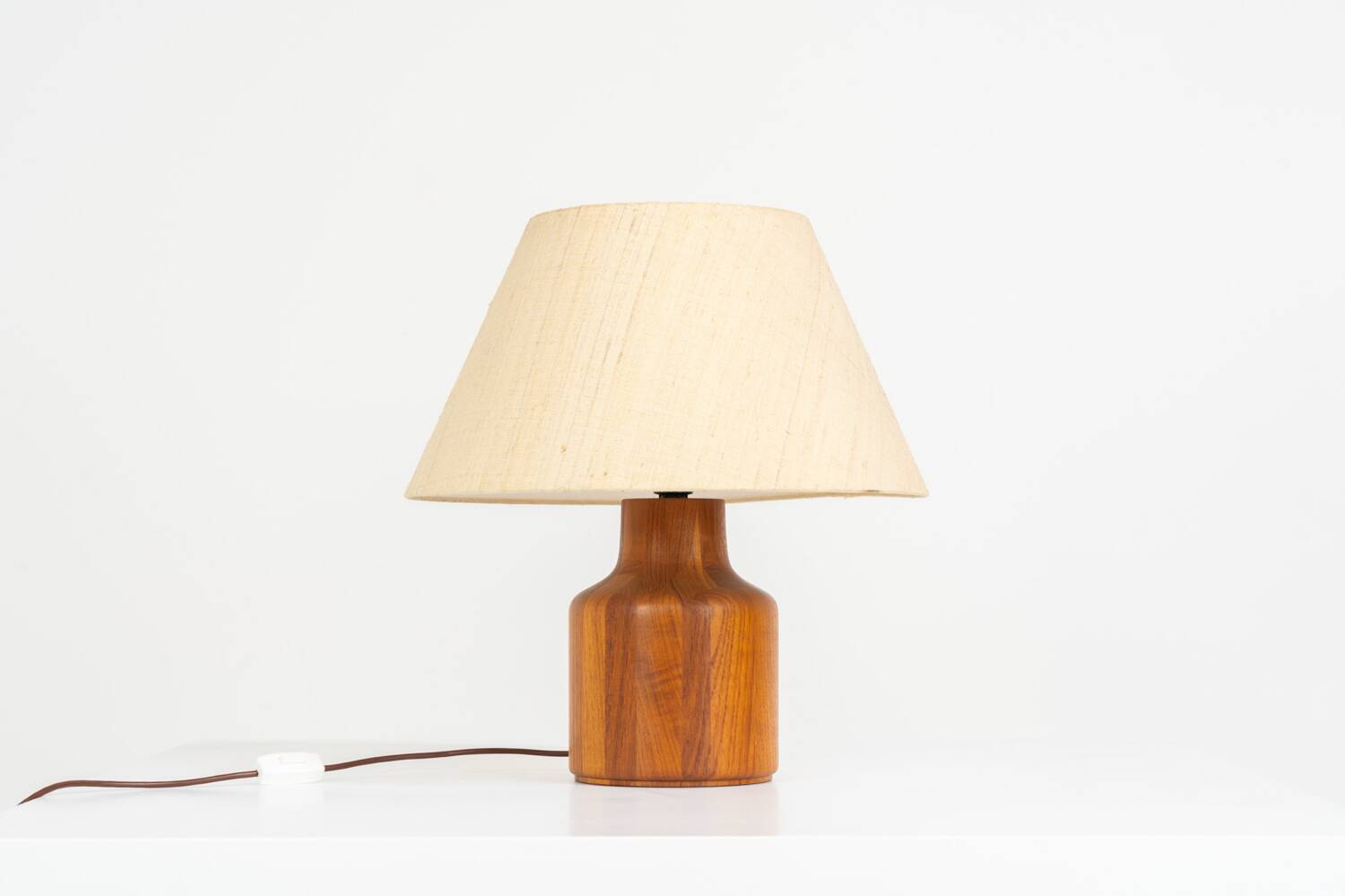 Solid teak table lamp by Kirk Copenhagen (Denmark, 1960s).