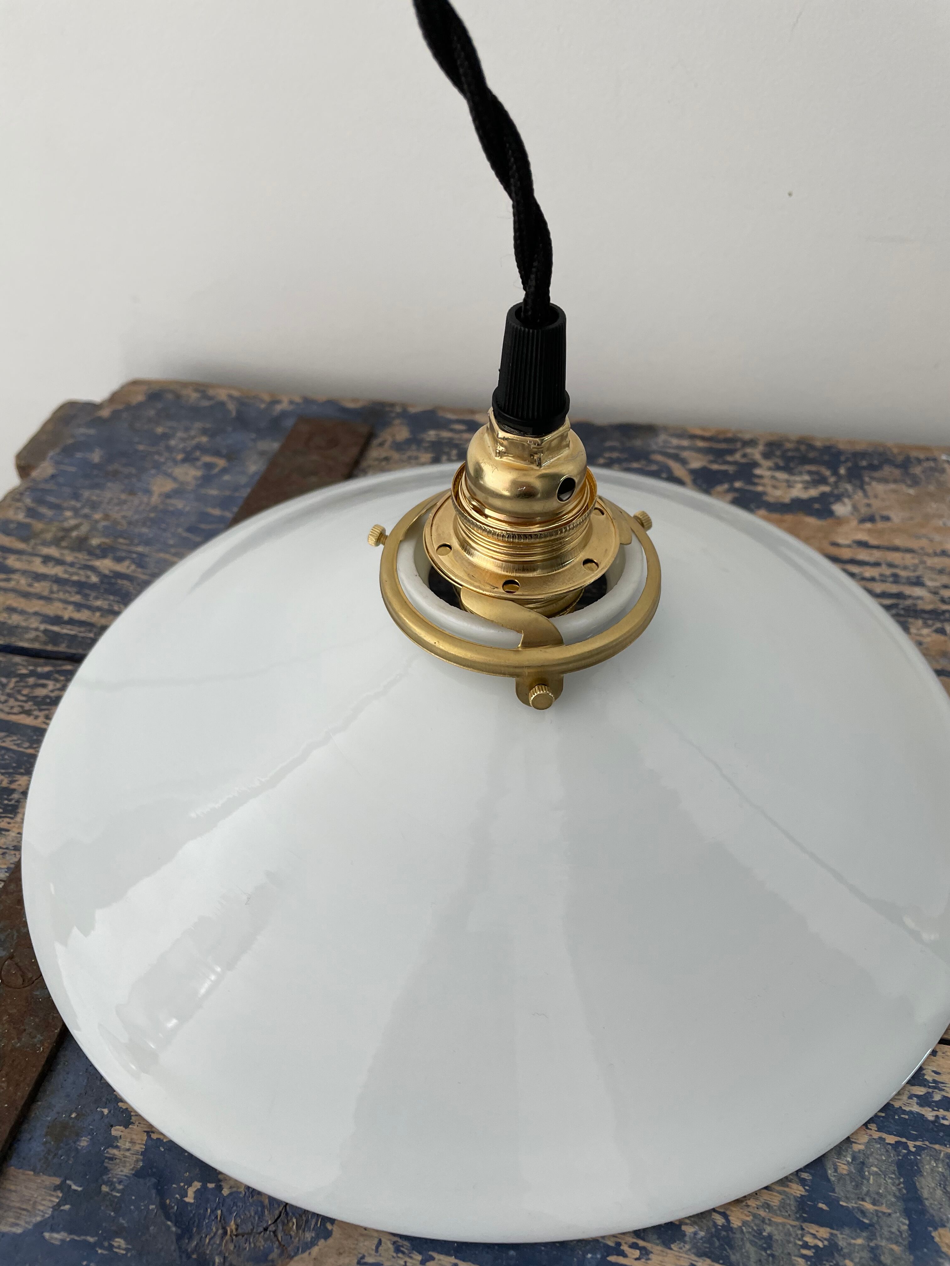 Set of two white opaline hanging lamps