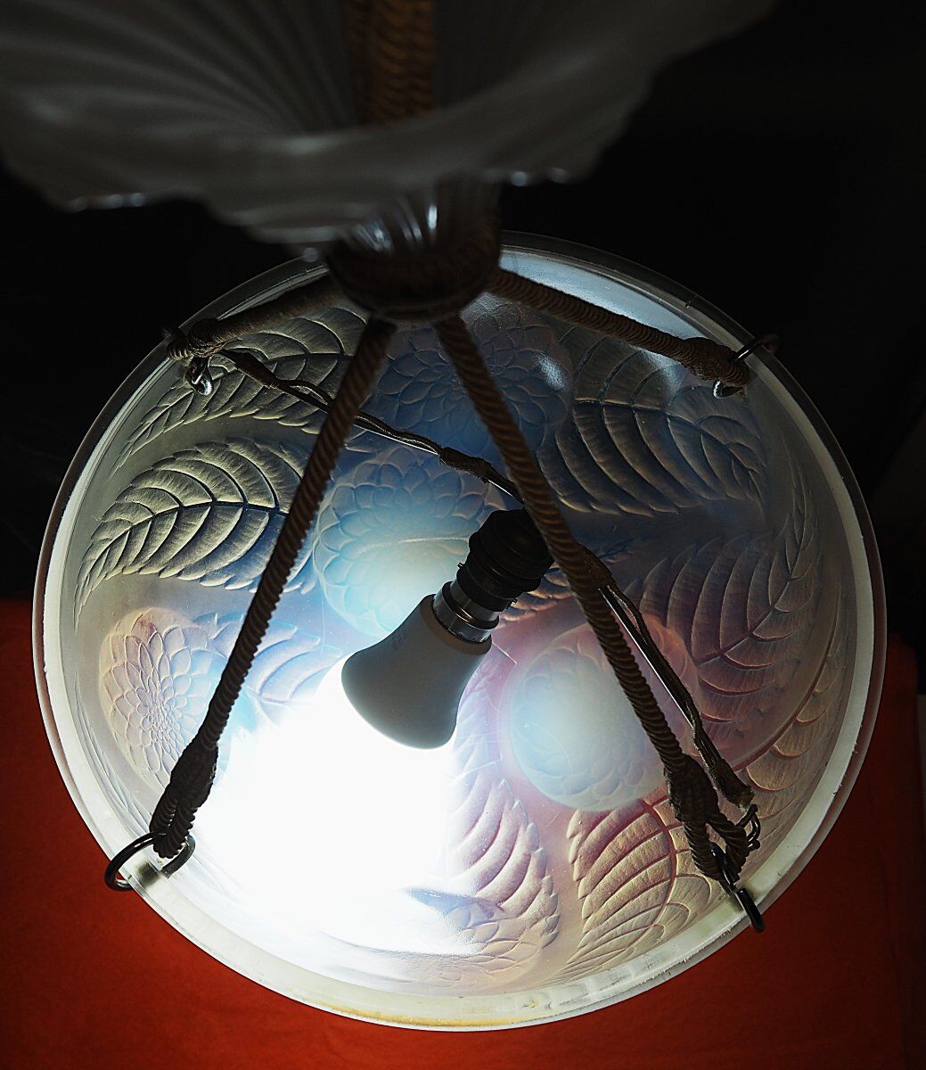 René Lalique, pendant light, opalescent chandelier, "Dahlias", signed, excellent condition.