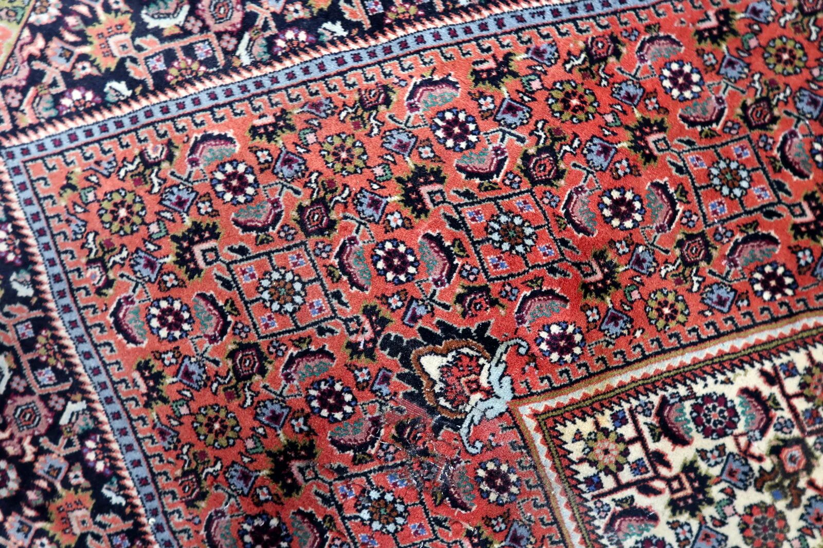 Vintage 1950s Persian Bidjar rug, geometric medallion, 135cm x 209cm