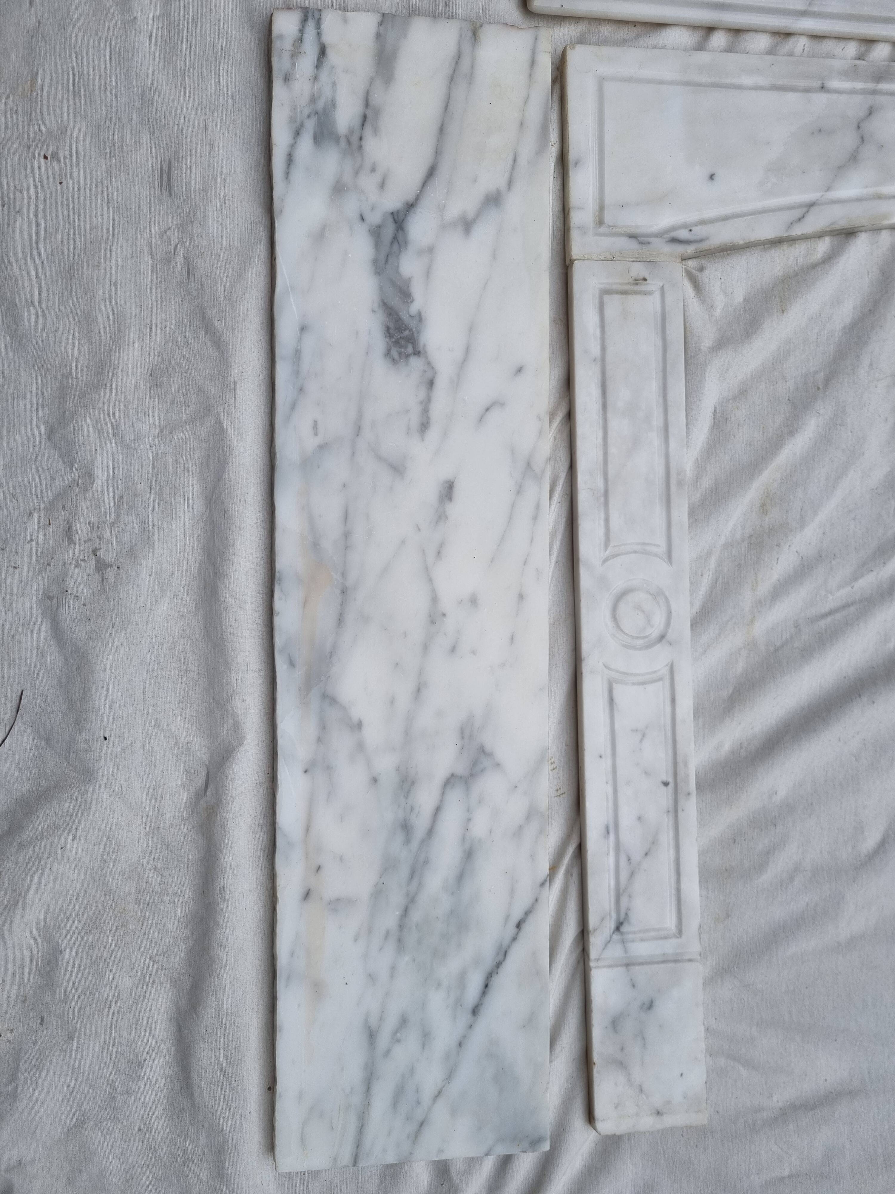 Cheminée Pompadour en marbre blanc de Carrare